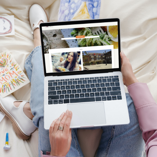 Un usuario mirando el sitio web del restaurante El Albero de Moraleja de Enmedio