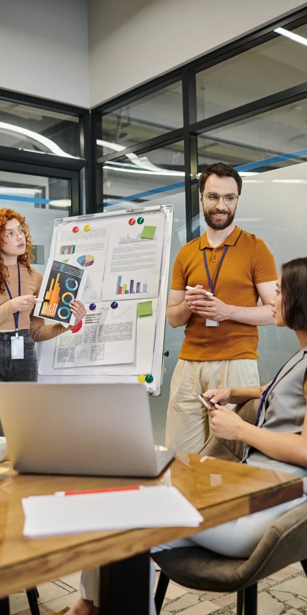 Compañeros en una reunión multidisciplinar de Marketing digital