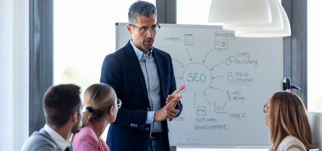 Una imagen donde se ve una reunión con mujeres y hombres sobre el posicionamiento SEO en Madrid